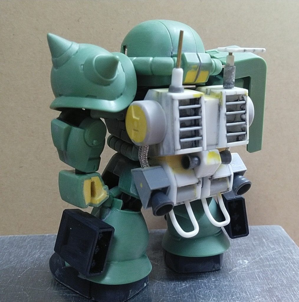 塗装前、形状完成状態。元のザクバックパックを利用して被せていく感じで製作。