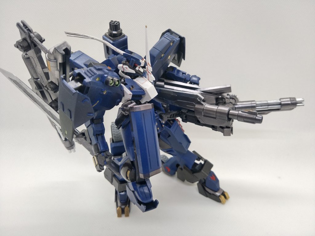 足を逆間接に変形、踵を落としてキャタピラを接地重心を下げる事により砲撃時の反動に抵抗