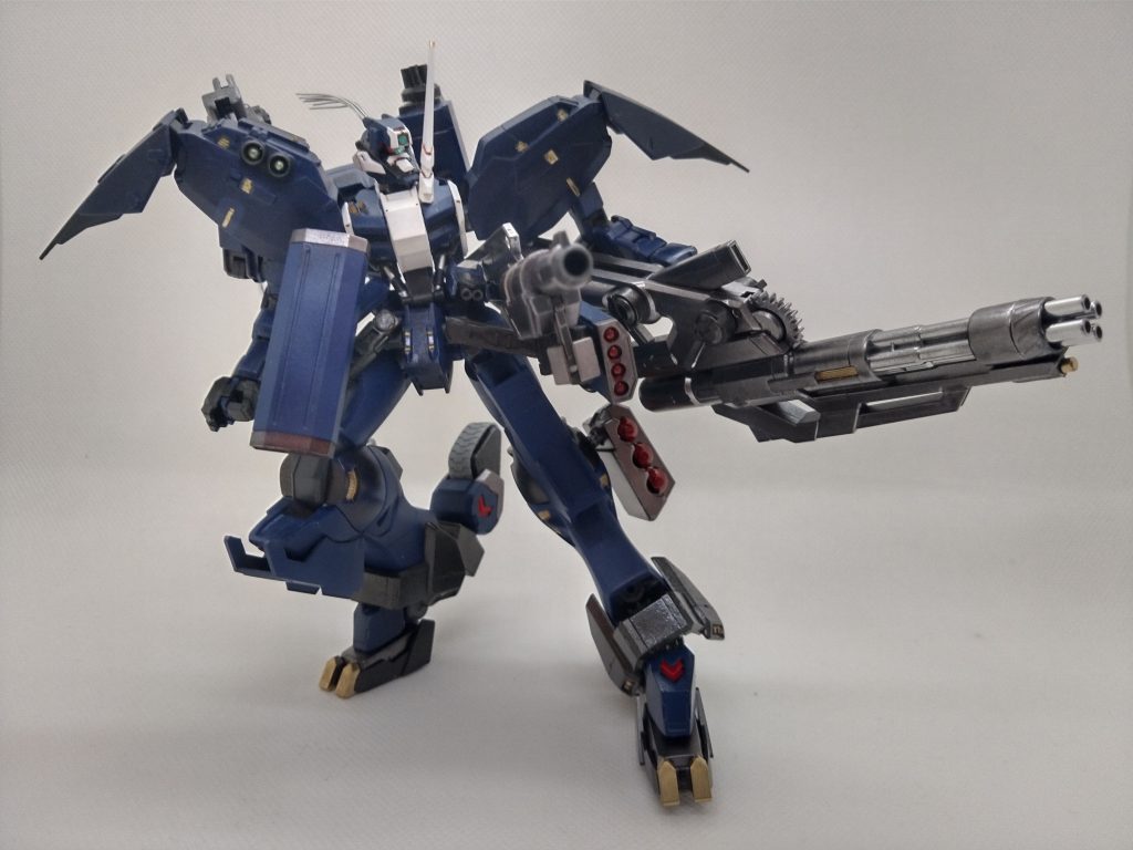 グシオンリベイクフルシティを素組したところやたら短足に見えたので足を1/100インパルスに。すると今度は肩がショボく見えるので背中の隠し腕ユニットと入れ替えして何とかバランスが取れたかなと。しかし1/144ガンダムフレームは肩と腰がボールジョイントなので重量過多だとポロリが酷い(笑)