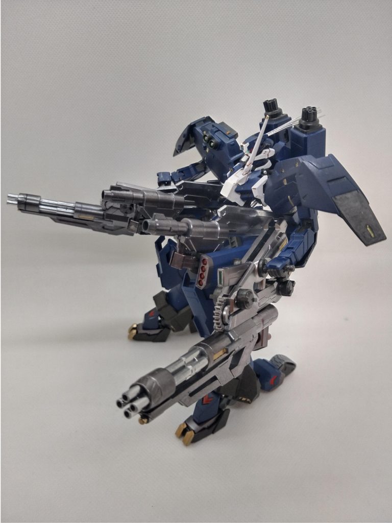 腰のサブアームにライフルソードを持たせて全砲門展開！肩のサブアームにより巨大なスピニングブラスターも片手保持の二丁持ち！！