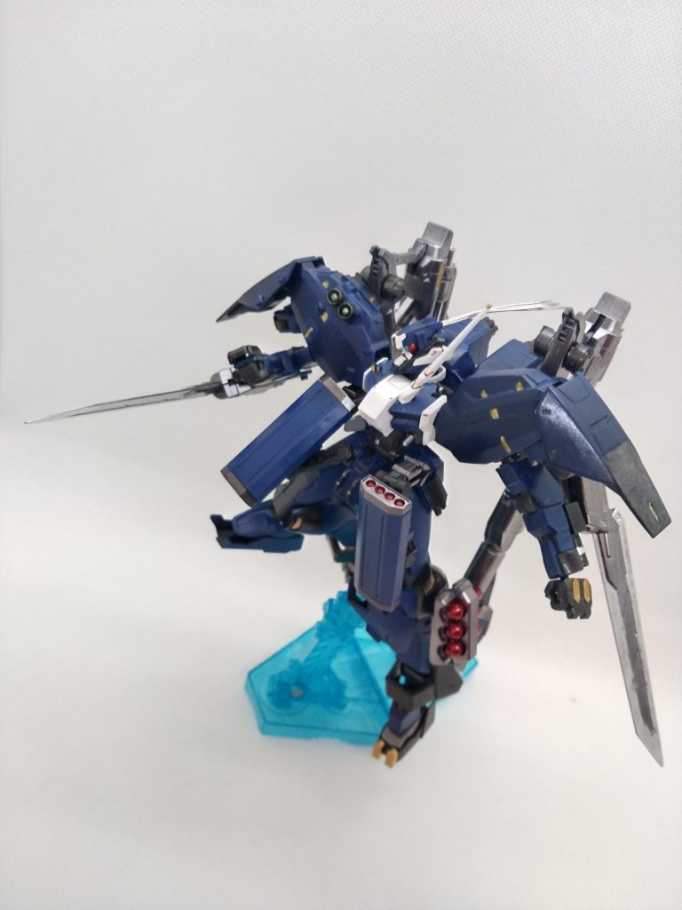 ライフルソードはロケットランチャーにネオジム磁石で接続しているので近接戦闘時にはシュピーゲルブレードの如く展開します。