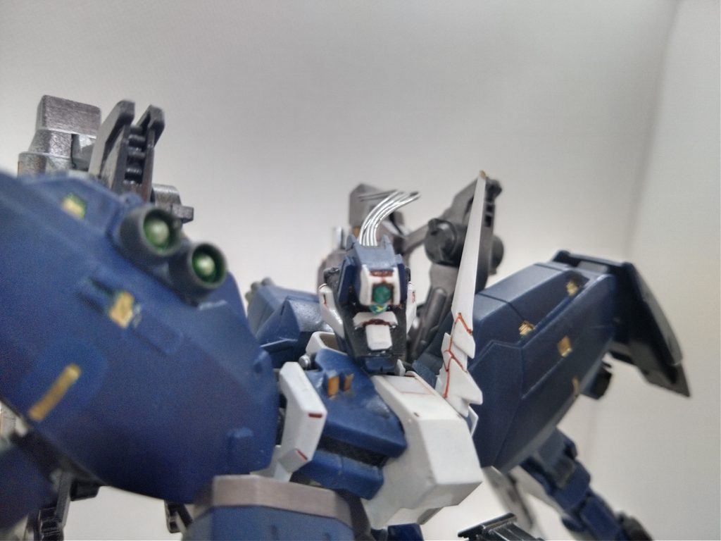 グシオンリベイクフルシティの特徴である展開式頭部は廃止して動体センサーを強化、放熱用ケーブルが髪の様に靡きます。･･･最近ツインアイばかり作ってたからAC風の単眼にしてみたくなっただけですハイ(ﾟωﾟ;)