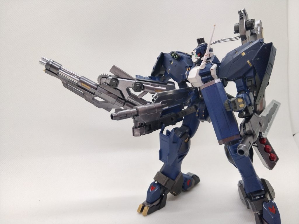 塗装はガンダムマーカーエアブラシシステムを使用。面倒臭がってサフをサボったので塗膜がヨワヨワ(笑)ブンドドしてると剥げてきちゃいます💦