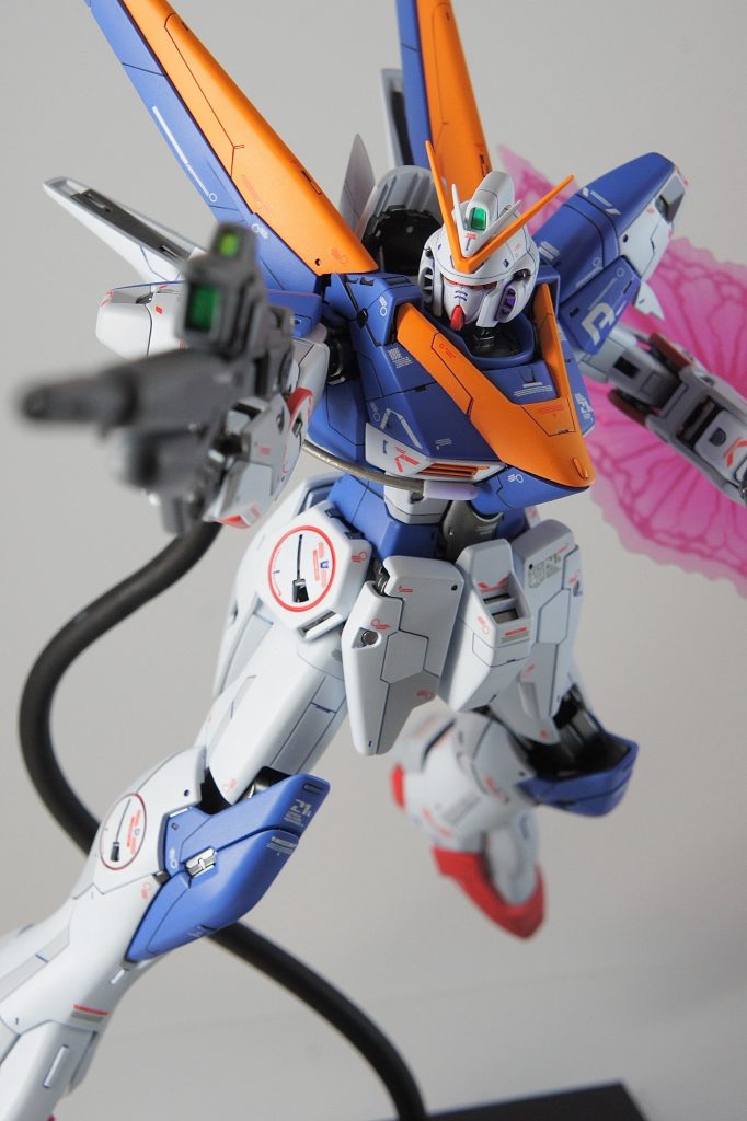 かなり可動域が狭いキットなので、ポージングは難しいですね。でもやってみるとカッコいいなぁ。