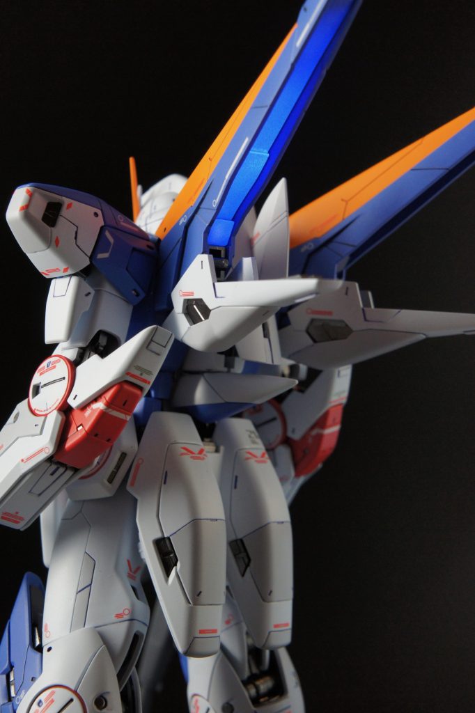 ミノフスキードライブ内も蛍光塗料(透明なやつ)で塗装してみました。地味ギミックw光の翼の再販ないかな。自作してみるか…?