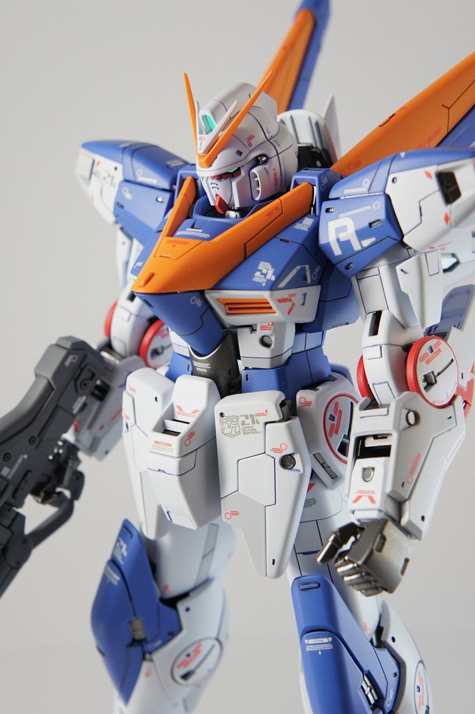 白バックでも撮影。スミ入れもGFFを参考に、青紫や赤茶を使ってみました。調合がかなり難しく、もうちょっとビビッドにした方が良かったかな、と反省。スミ入れに色があることで、全体の印象が豊かになりますね。