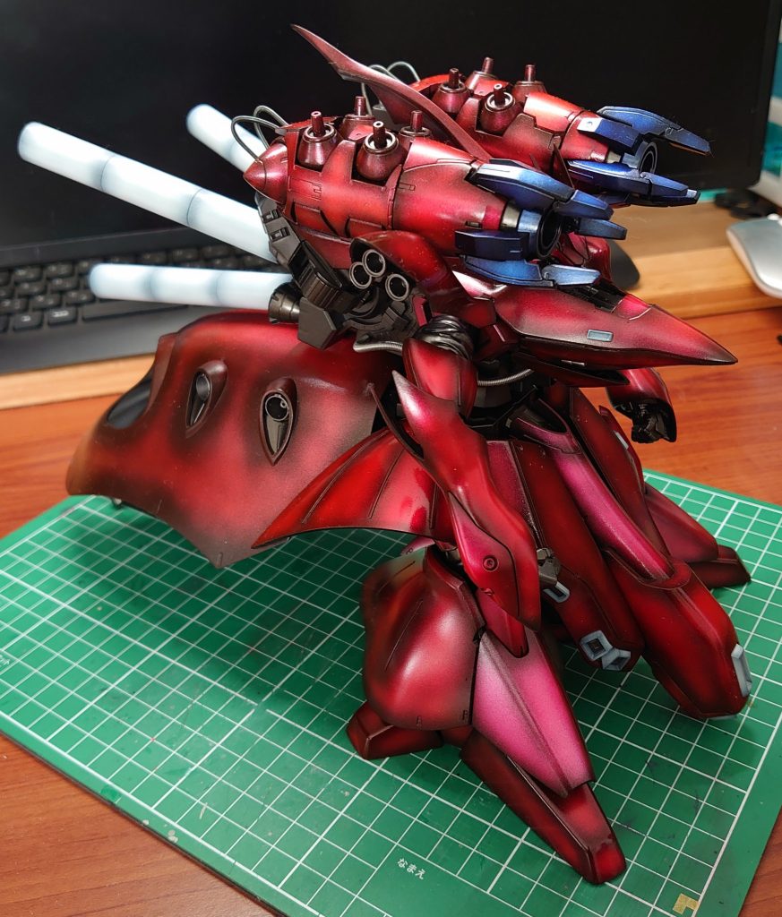 キャンディ塗装をやりたかったので、ディティールアップは最小限で・・・腰のパイプをスプリングに交換したくらいです。