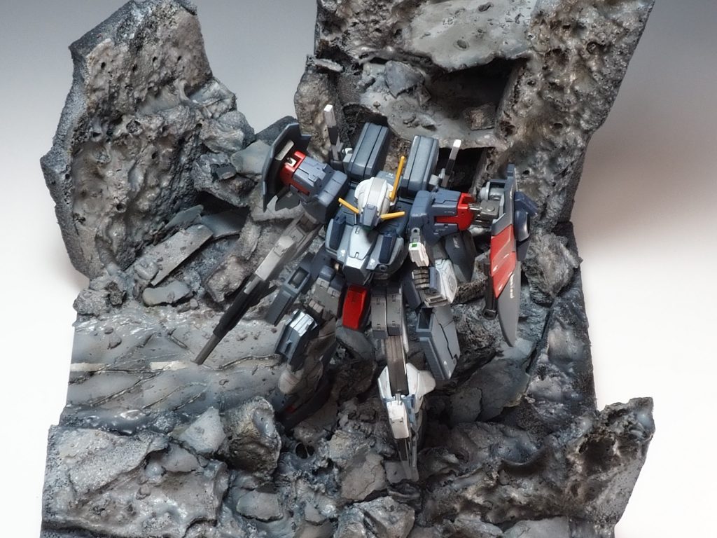 ジオラマのベースはスタイロフォームとプラボード､石粉粘土で作りました｡石粉粘土のコンクリのような質感は良かったのですが木工ボンドとサフで穴埋めした個所がツヤツヤになってしまったので(ツヤ消しかけてもツヤが消えない💦)次回の課題にしたいです。