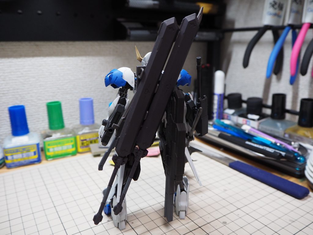 背中にはソードラックとレールガン。暗くてよくわかりませんね！笑