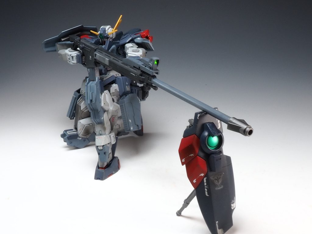 スナイパーライフルを輝き撃ちさせてみました｡ジェスタのシールドにジャンクパーツを貼り付けバイポッドを取り付けています。「嵐の中でも狙い撃つぜ！」