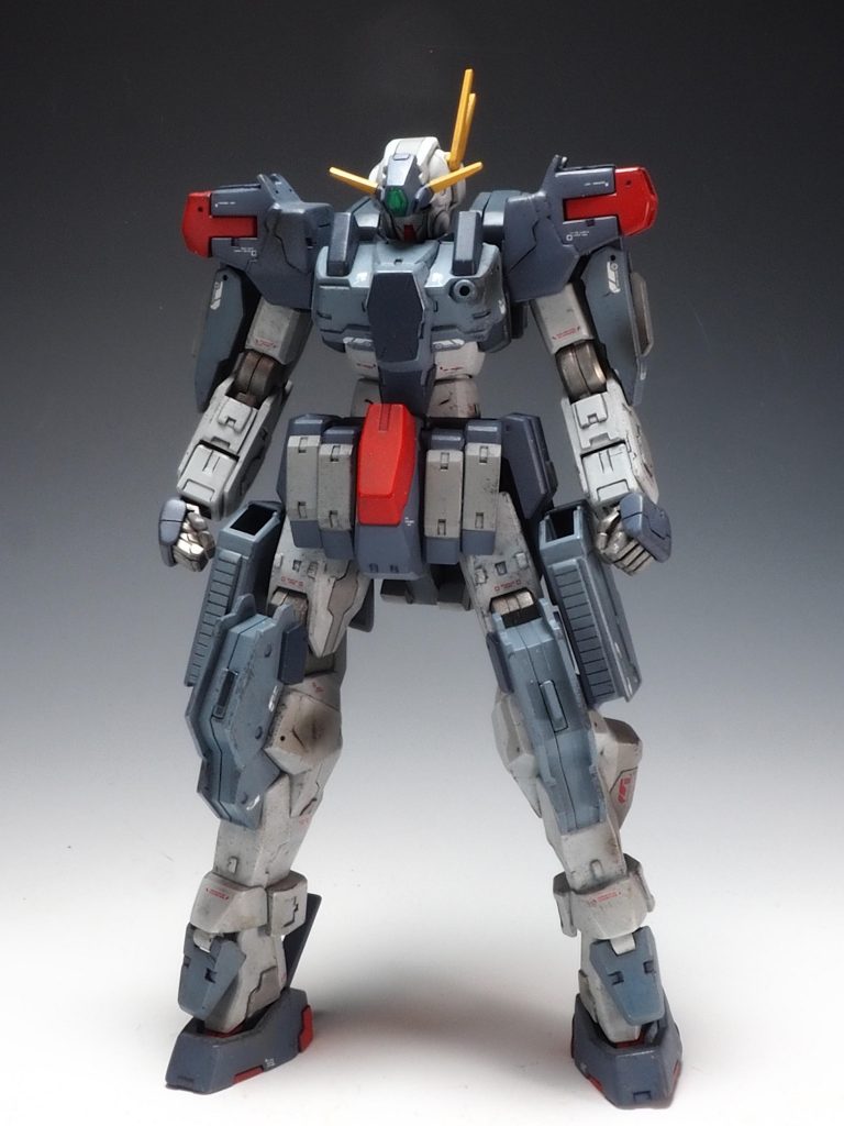 手足が長くとてもスタイルの良いキットなので首を1mm延長したのみであとはプラ板とジャンクパーツの貼り付け､筋彫りでディテールアップしてます。アンクルアーマーはHGエクシアの物を拝借しました。