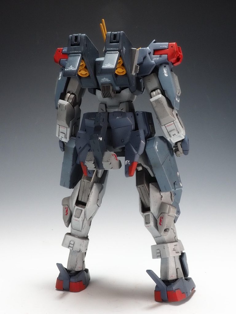リアアーマーを大型化しミサイルコンテナの代わりに大型ナイフの鞘を取り付けれるように固定用のアームを作りました｡脚がスマートすぎたのでサイドにジャンクパーツを取り付ています｡