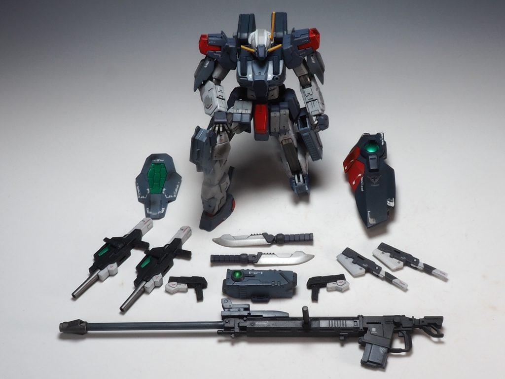 武装が多いです…大型ナイフはコトブキヤのパーツで箱のような鞘はプラ板で作りました。スナイパーライフルはオリジンザクの物をコトブキヤのスナイパーライフルとのニコイチで作りました。