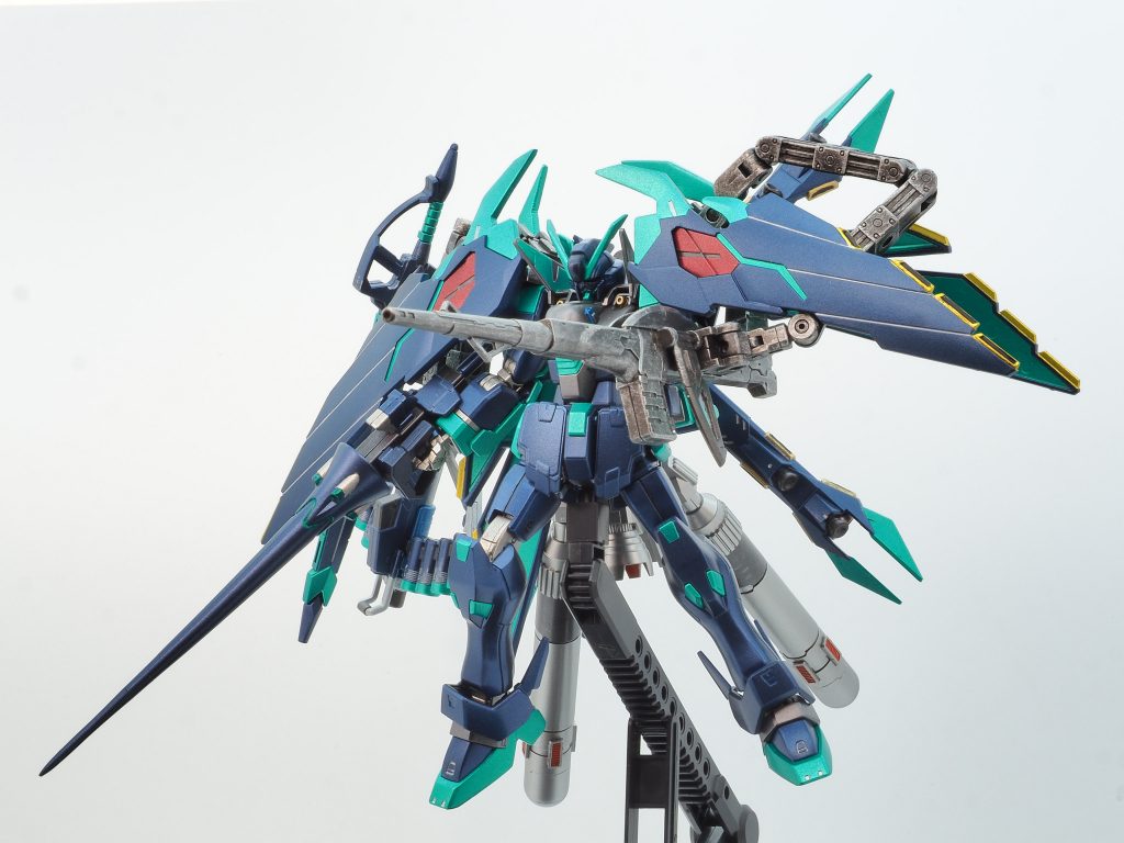 武装強化による機動力低下を補うためにクロス・スラスターを大型化したが、それでも補いきれないため腰部に追加スラスター兼小型ジェネレーターを搭載している。無理矢理火力と機動力を両立させた結果、運動性能と操作性が犠牲となったが、るしあ自身の驚異的な操縦テクニックがそれを補っている。