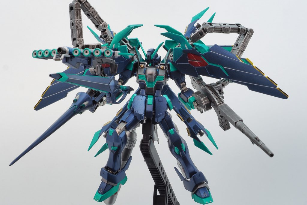 肩部には入手できなかったスカルヘッドユニットの代わりに作業用MSの多機能アームを搭載。そのアームにメガ・ビームランチャーとピーコック・スマッシャー、ムラマサ・ブラスターを装備している。