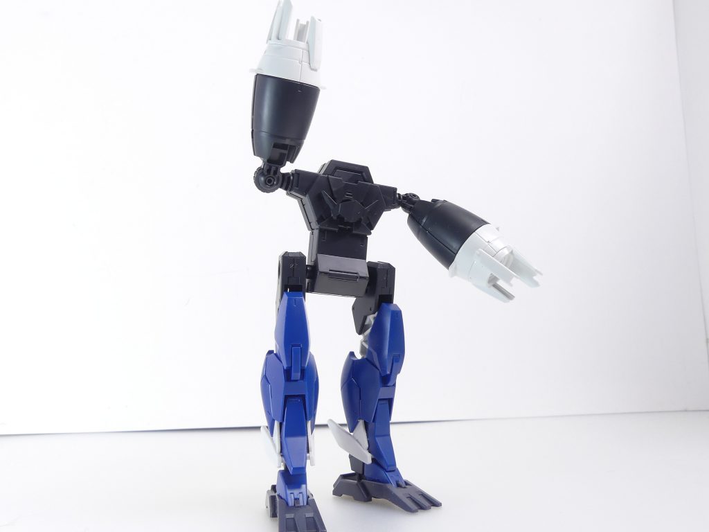 アウンリゼアーマー:ELダイバー・リゼが使用するコアガンダム用強化アーマーパーツ。武装の組み替えで、コアガンダムリゼをパワータイプ・スピードタイプに変化させる能力を持つ。手足のクロー部分は取り外して差し替え可能。アーマー本体はプラネッツ背中穴に。腕は一応3ミリでプラネッツシステム各種の腕に装着。足はプラネッツ足軸に対応。他の対応アーマーも装備可能。