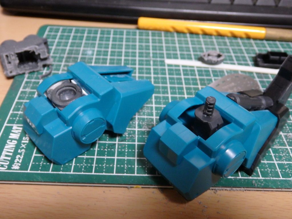 素立で立たせていてもチョットした振動でプルプル震えるような頼りない保持力なので 最低限必要な足首の保持力を上げるべく  ジャンクの中から 比較的上半身が大きく保持力がしっかりしているMG GP02サイサリスより 足首の接続部分を移植。向かって右がキットのまま 左が移植した足首部分。 受け方が ちょうど逆になった感じ。 この時少しでも安定性を向上させる為釣りの重りを足底に適量入れています。