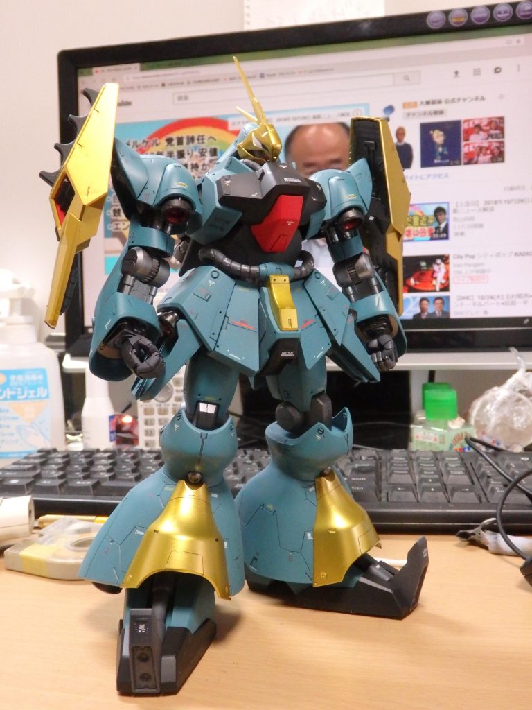 実は最初に設定にあたる部分はゴールドで塗ってはいるんですが・・・・・個人的には・・・なんか合わないよーな・・・・妙に玩具っぽいというか・・・・・