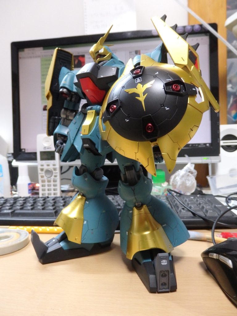 まあ この後 イエロー系で塗りなおすんですが・・・・・機体色の青が淡すぎたのか、それとも金色をもう少し赤系の金にすればよかったのか?もしくは両方なのか?   次回の課題です。