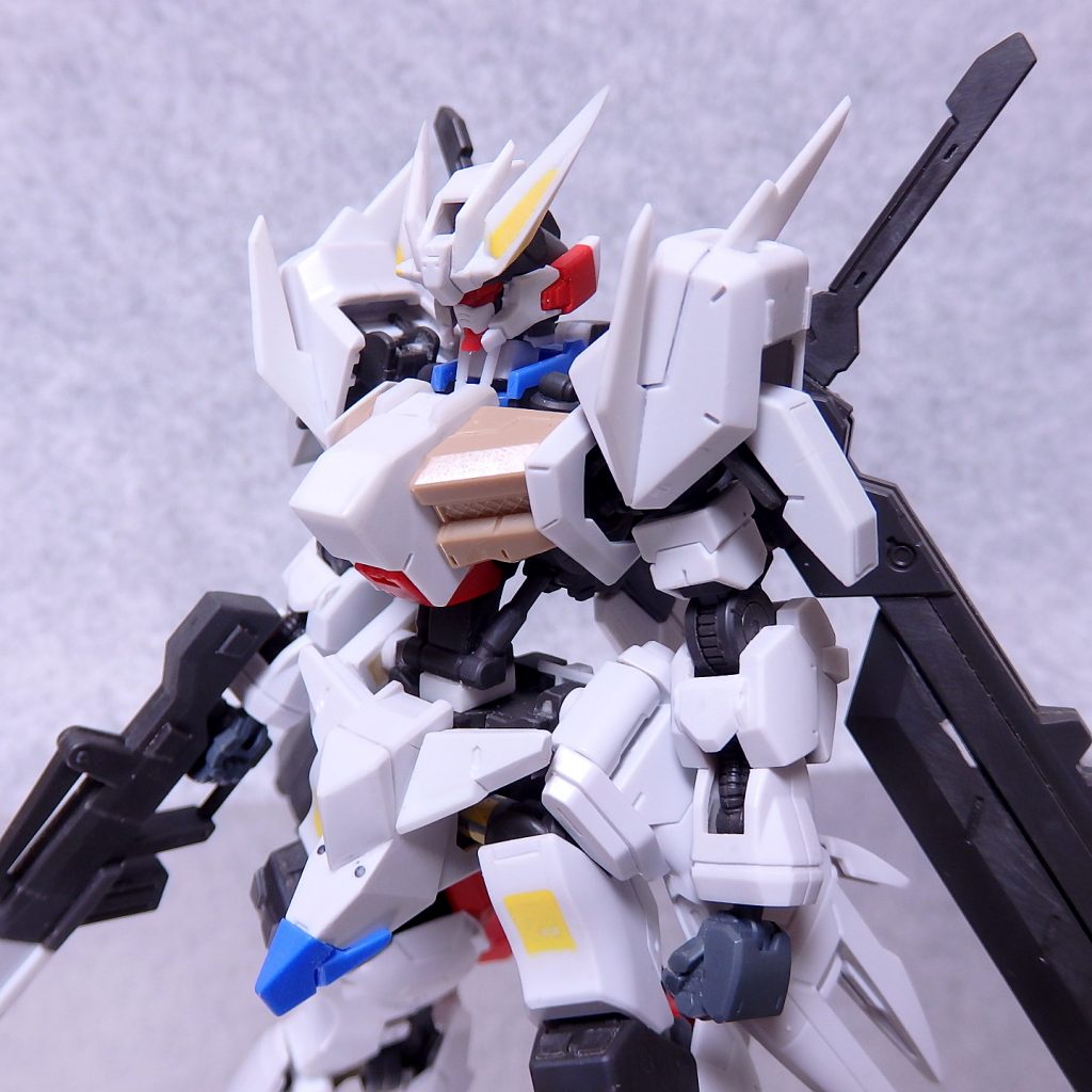 工作終了時のバストアップ写真です。多くのパーツはベースとしているガンダムアスタロトのものを使用し、適宜プラ板や各種パテを用いながら形状変更などしています。その他、同シリーズのキットからのパーツを使いミキシングをしています。