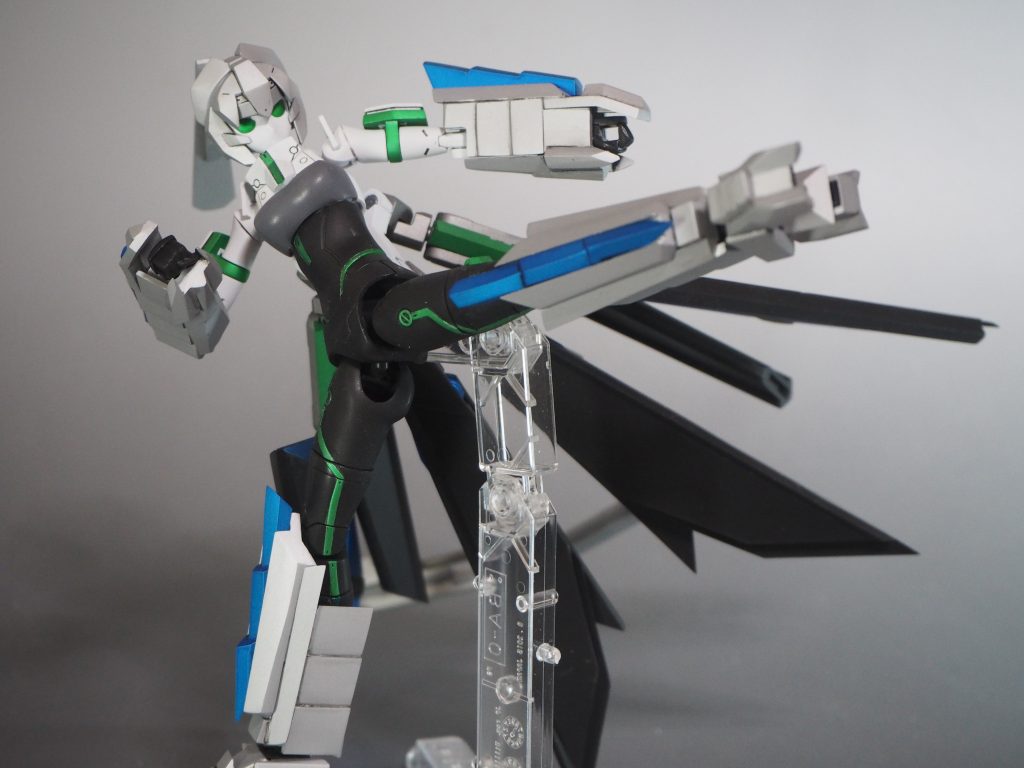 手足の装備には特殊な機能は一切無くただ単純に「硬い」だけである。その硬さでもって攻防一体の装備となっている。