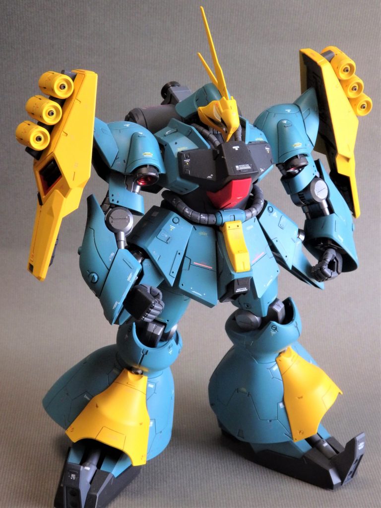 このキット 見映えはマズマズなのに圧倒的に下半身の保持力が有りません。REとは言え上半身の重さは結構あるので腰から下の関節がそれを支えることが出来ず グニャグニャです。何らかの対策は必須です。