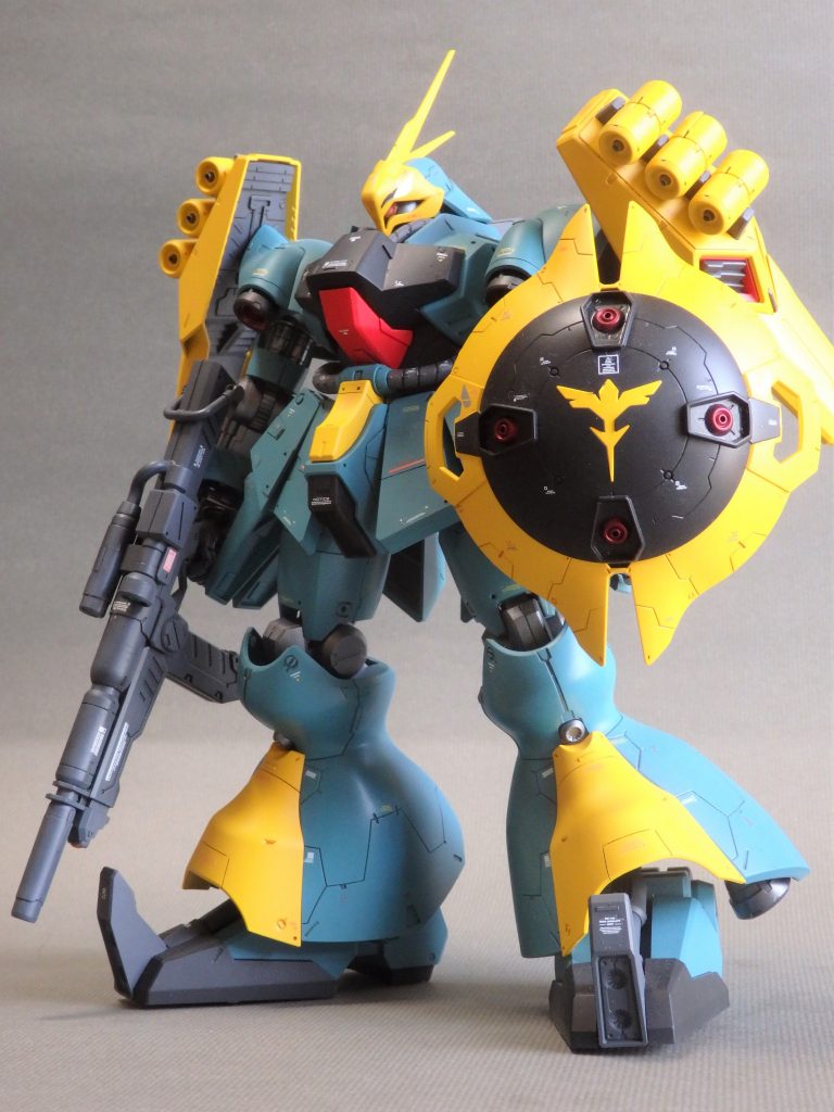 個人的に 付属のビームライフルはデカ過ぎです。劇中はもっと厚みがなく銃自体も もう少し短いとおもいます。塗装する方はシールドにある、赤くて4つあるメガ粒子砲口が開いていないので 目立つ部分なので ピンバイスで開口しておくことをオススメいたします。