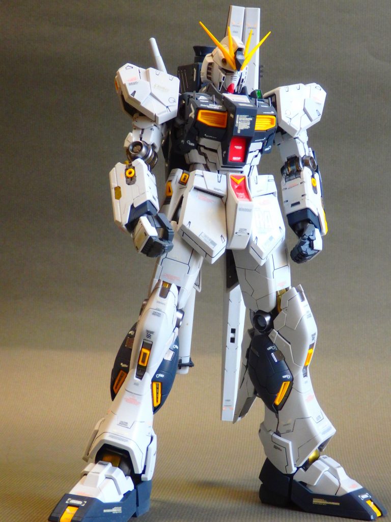 全身の可動部から見えるグリーンのサイコフレーム部分は金属色シルバーに塗り無いものとしています。　腰アーマーのディティールも好みではなかったので改修して平面化しています。