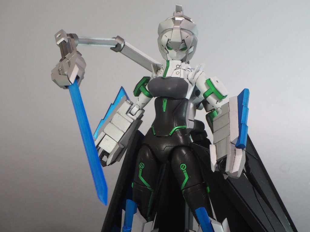 とはいえ流石に徒手空拳のみではフェイズシフト装備のガンプラ相手などは分が悪い為ビームサーベルが装備された。懸架場所を格闘に影響しないように考えた結果尻尾を新たに作り、そこに装備する形となった。