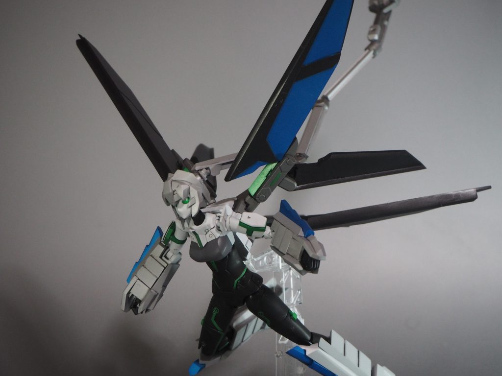 スラスターはフレキシブルに可動する為状況によって最適な配置をとる。