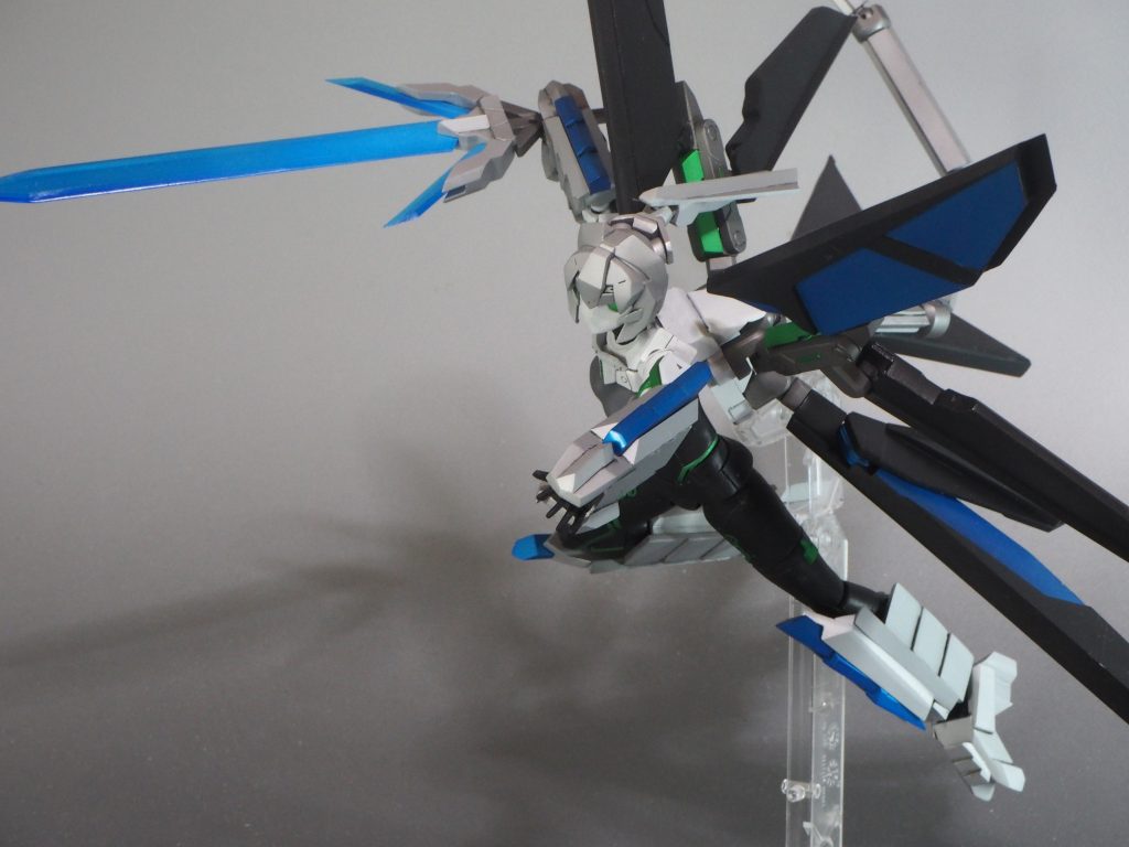 尻尾に懸架されたビームサーベルはもちろん手にもって使うことも出来る。また、展開して高出力状態にもなる。