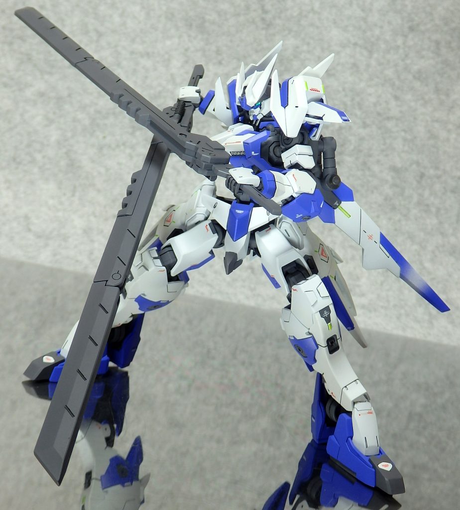 ～ACTION　DEMOLITION KNIFE～主武装である二本のデモリッション・ナイフは基本的に素組みではありますが、先端部にある折り畳み時の固定用ピンをカットしています。折り畳み時には内部に埋め込んだネオジム磁石を使用し位置を固定しています。