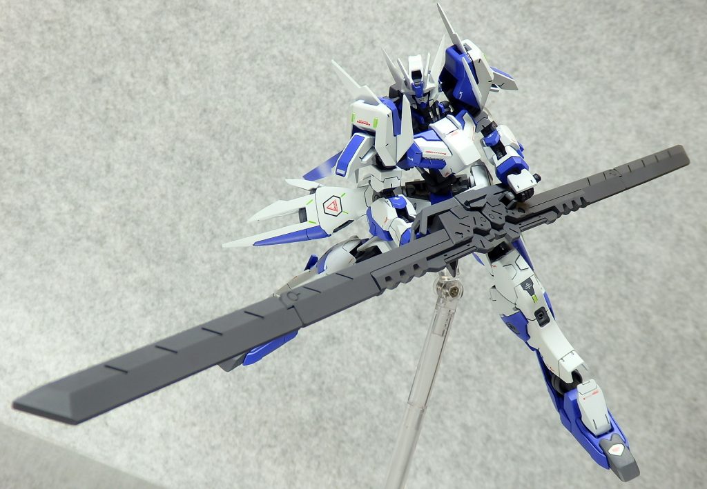 ～ACTION　DEMOLITION KNIFE　DUAL GLAIVE MODE～二本のデモリッション・ナイフを専用のジョイントパーツを使い連結、一対となった薙刀形態です。機体名の「デュアル」はこの武装こそが由来となっています。