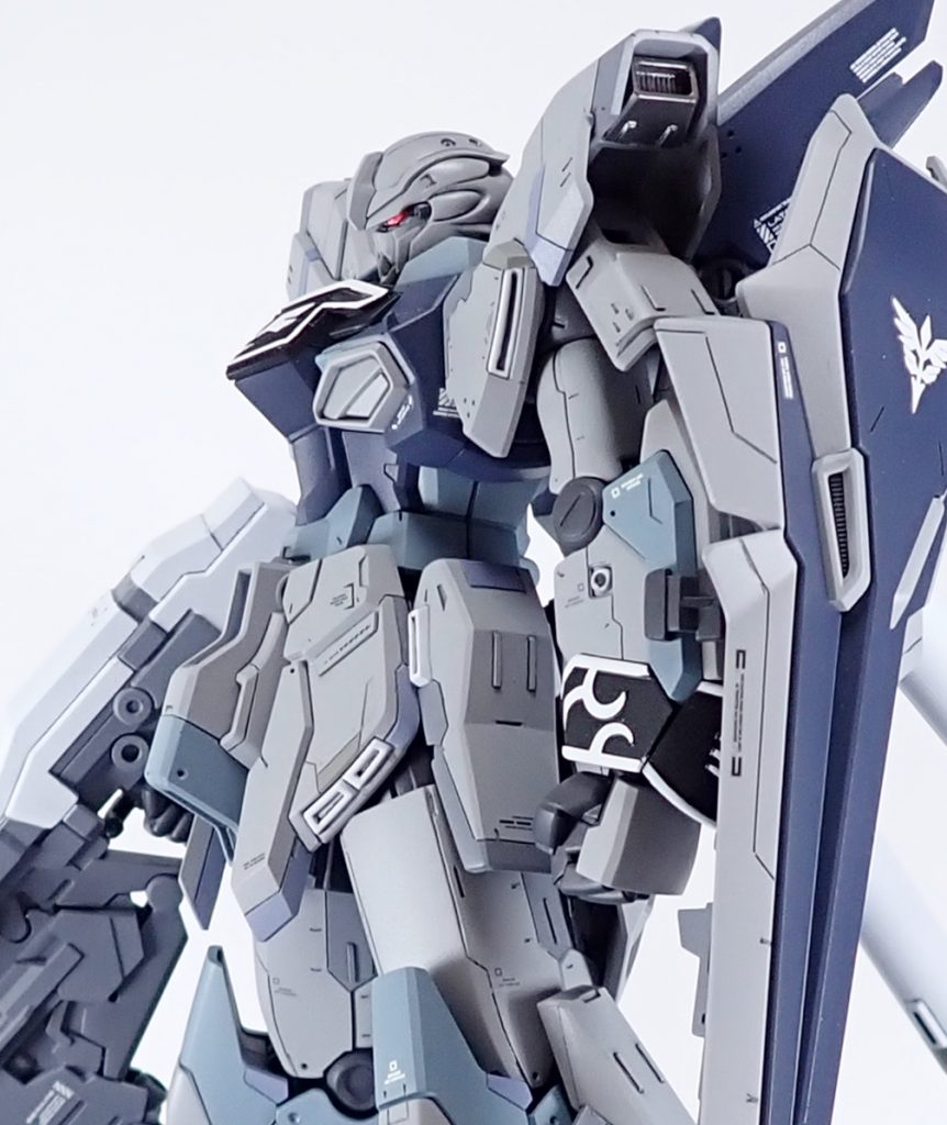 カラーリンググレー:ホワイトサフ+ニュートラルグレー+EXブラックダークグレー:シャドウブラックライトグレー:ミディアムブルー+ホワイトサフフレーム:メカサフへヴィ+EXブラック武器類:メカサフライトエングレービングはラッカーのホワイトを塗装後、クリアコートしエナメルのブラックをエアブラシ吹きしてホワイト部分のみ溶剤で拭っています。