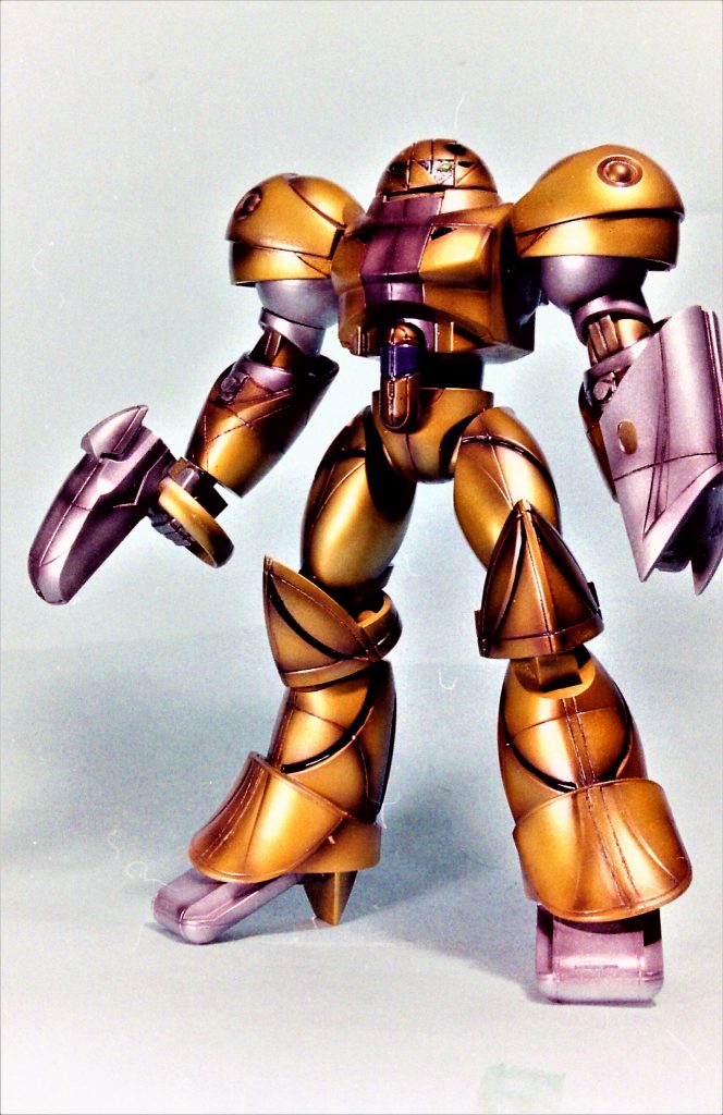 こちらは物語前半のライバル機?ゴールドスモー!ほぼノーマル組でスジボリの彫り直しのみ?メタリックの吹き重ねで無理矢理?情報量を増やしています(笑)