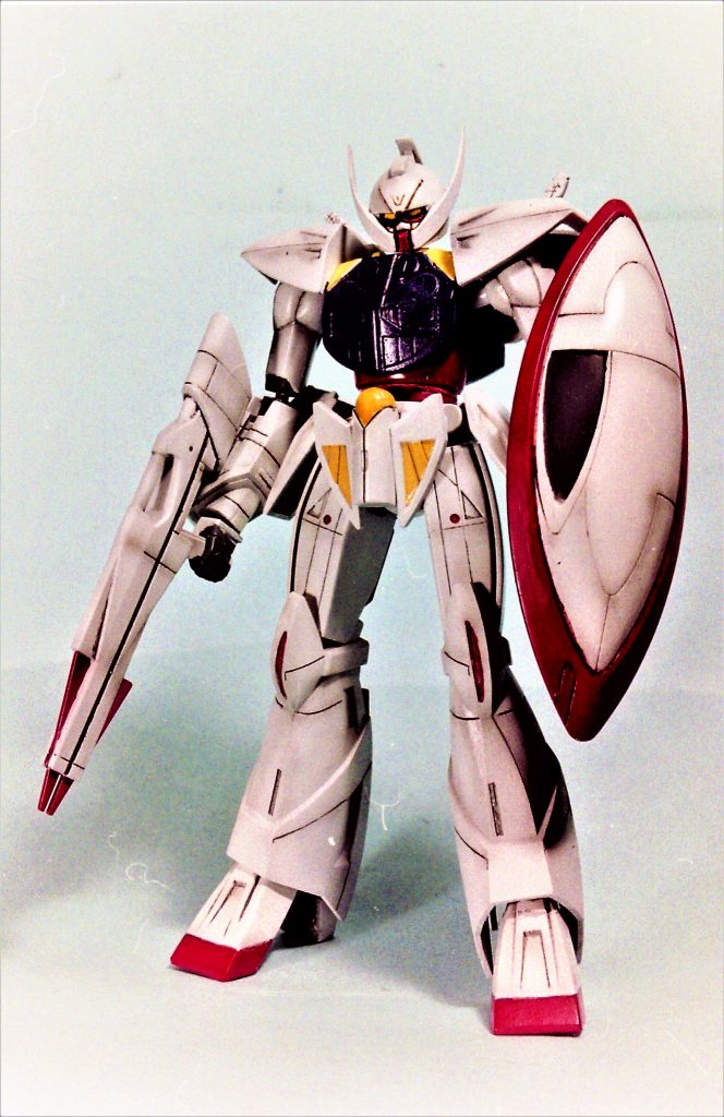 旧キットの∀ガンダム!パネルライン&スジボリを掘り直してスモークグレーのシャドー吹きで立体感を演出した?お手軽作品です。初版のキットで購入時は300円でしたプラカラー二個分でこれだけ楽しめたのが驚きです(笑)