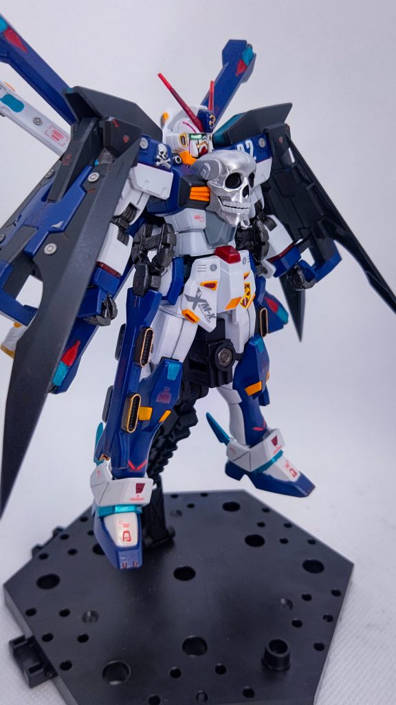 マルチに活躍できるオールラウンダー機体。近·遠距離共に小型化したムラサメブラスター。クロスボーンブラスターで戦う。身体及びファンネルに装備されているリフレクターにより光エネルギーを常に吸収変換しているため理論上は永久機関を備えている。という設定です()