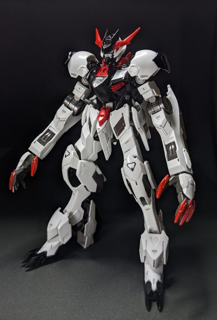 全身像。色数少ないの好きなので、ほぼ無彩色のピンポイント赤で。ガンダムマーカーエアブラシシステムで黒・メタレッド・ガンメタリックを使って光沢仕上げです。