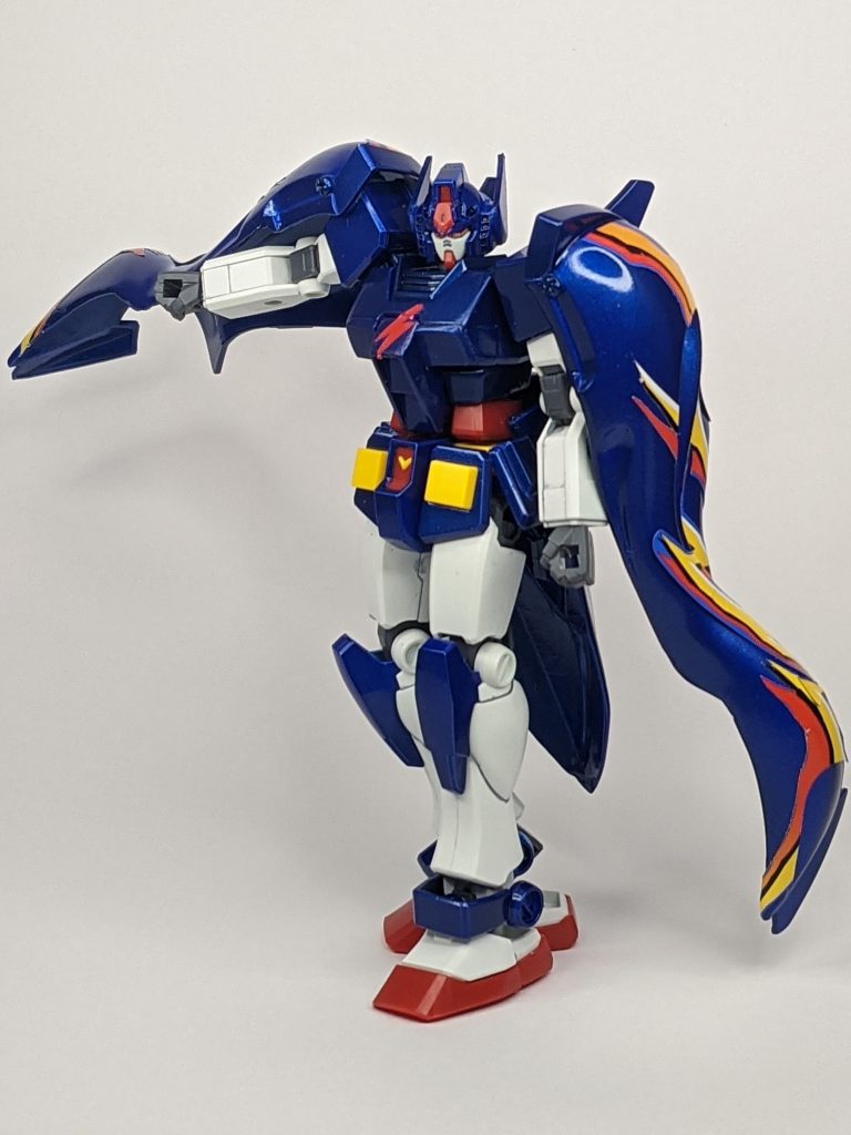 肩の部品はマントをイメージして、マントを翻す姿にしています。頭部はスパンアックスをイメージしてV字型アンテナではなく側面にブレードアンテナをつけています。