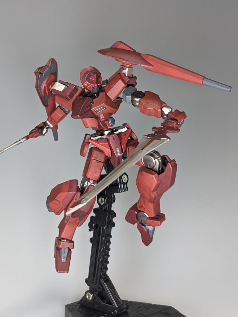 シタデルカラーはメフィストンレッド、コーンレッド、リードベルチャーを使用。この赤2色で塗るとどんなプラモもいい感じになる…関節はガンダムマーカーエアブラシでヘビーガンメタルとシャインシルバーで塗装。グレー部分はガンダムマーカーエアブラシのガンダムグレーだったりシタデルのメカニカススタンダードグレーだったりします。双剣のシルバーはペイントマッキーのシルバー。広い面積相手だと塗りムラも目立ちがちですが、手軽さが売りですね。