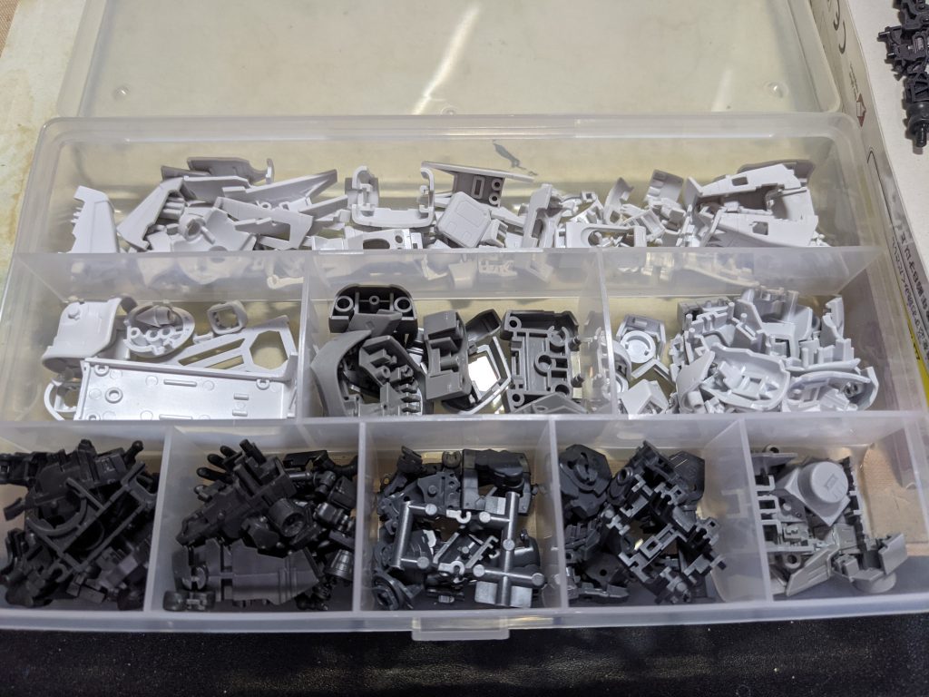 カラーなど。白が3色あるので、ホワイト、5%と10%グレー（体感）作って塗り分けています。スリッパ等のグレーは軍艦色使ってます。