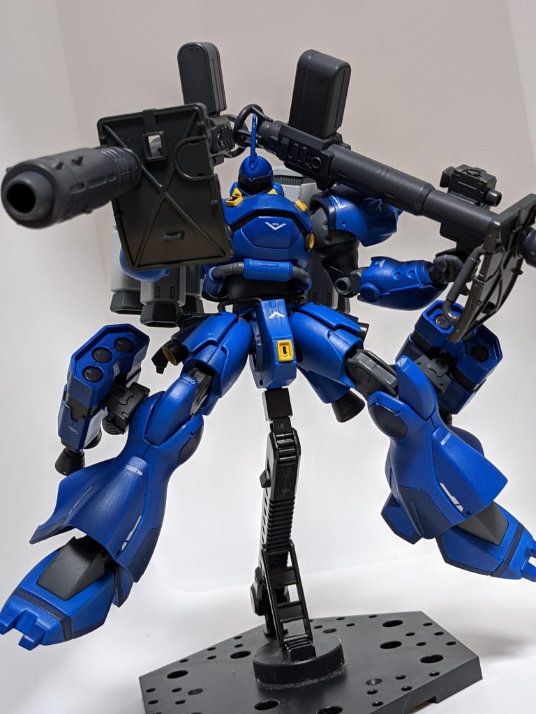 腹部延長によって、ちょっとわかりづらいですが腰が横にも曲がるようになりました。ポージングによる表現の幅は広かったかなと。なおバズーカ2丁装備は最終決戦仕様だってガンダムさんが言ってました。次にまたケンプファーを作るにあたってのポイントもいくつか見えたので、いずれ購入できた暁には連邦なぞ捻り潰してくれるわ！