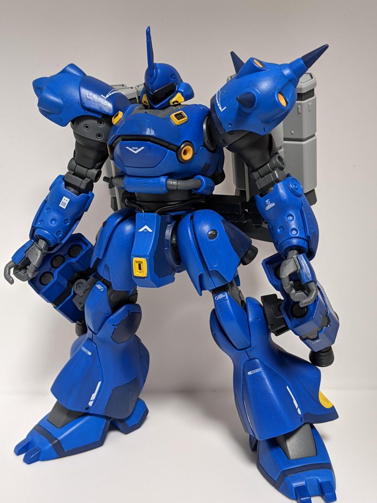 バズーカだけ外した状態。ちなみにバズーカはシステムウェポンキットを使っています。ガンダムベース限定とはなっていますが、時折プレバンで買えるんですよねあのシリーズ。いいぞもっとやれ。なんか変なところにあけた穴は、裾のところのデカールの下ですね。なんでこんなところに穴を・・・？脚部追加装備であるフレキシブル・スラスター・ユニットは、強襲型MSとしての機動力と、本体の推進剤消費を抑える目的から増設。使い終われば捨てて機体を軽くしてもよし、ユニットミサイル！とかいって射出するもよし。ビルダーズパーツのMSランチャーにMSバーニアを取り付けてあります。ユニット接続部はM.S.GのジョイントセットAのものがそのまま使えました。このユニット自体が文字通りフレキシブルに可動するために、いくらか動かせることが必要だったために採用です。