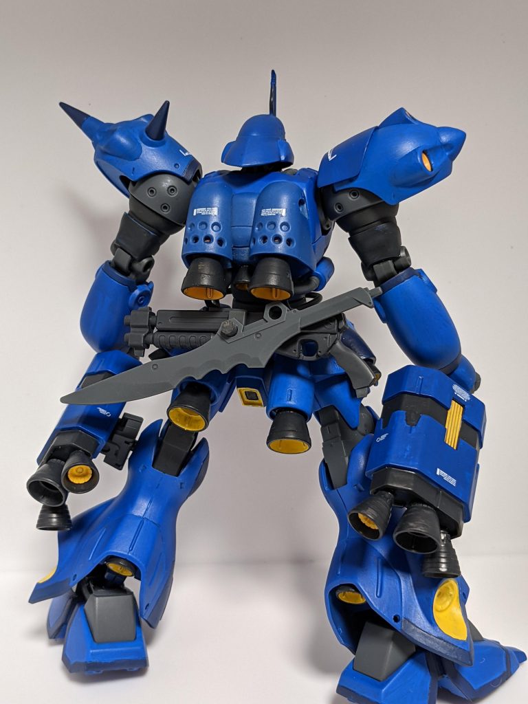 で、そのスラスターユニットもよくわかるバックショットをMLRSなしで。なんか後ろにも穴があいてるトコがあるんですがなんなんでしょうね。よくわからんことをするのが好きですね。ショットガンはやっぱり外せません。これがなかったらケンプファーの評価はいくらか違ったのではないでしょうか。個人的にはケンプファーがショットガンを持っている姿を初めて見た時から本体も含めショットガン好きになったくらいです。また、追加したソードは30MMのカスタマイズウェポンズ（ファンタジー武装）から。先日発売されたやつですね。この形状がケンプファーに絶対似合う！と思ったので採用。ランナーから切り出したピンにひっかけているだけですが、奥の手みたいなもんです。スラスターユニットのバーニアのつけかたはそれっぽくなっているんじゃないかと、どれっぽいのかよくわかりませんが、たいへん気に入っております。