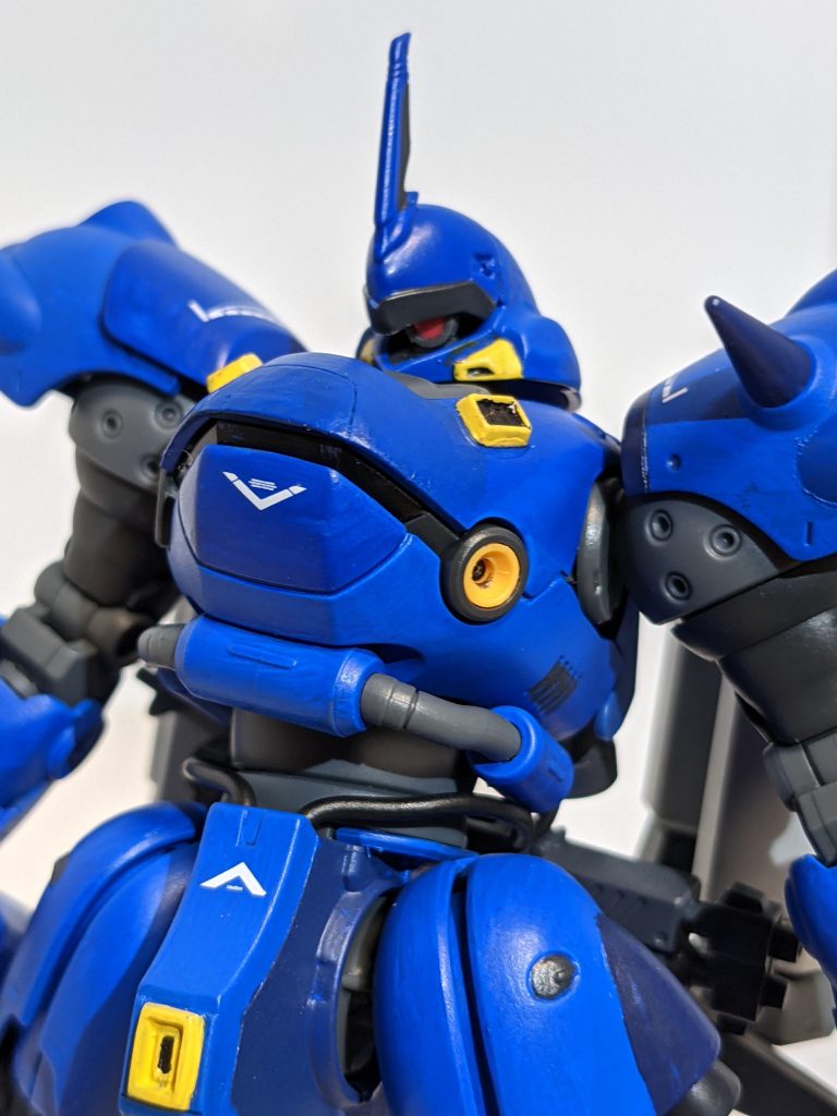 ぐぽーん。もちろん反対側へも動きます。ここももう少しスマートに改造したいところ。左肩に追加したパーツは、実はGP02のカカトんとこです。ジャンク化してしまったものを利用してみました。下半身部からのびるリード線によるパイプ表現もよくわかりますが、あの先は背面のバーニア付近に突き刺さってるだけです。筆塗りした黄色がかなり厚ぼったくなってしまったあたりが大失敗でした。ここはもうやり直したくてしかたなかったのですが、次回への課題を残す意味でこのままとしました。逆にバーニア内部が薄すぎたのか、モールド角が黒く出てしまいました。白と同じくらい塗るの苦手なんですよね、黄色。接写すると塗りムラが・・・塗りムラがぁぁぁ・・・