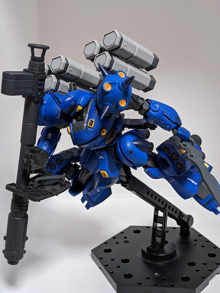 腕がなるべく真っ直ぐになるようにした改造がよくわかるポーズなど。MLRSはもちろん、GP02MLRSのものです。蓋は可動します。キットのままなので。遠距離での先制攻撃の後、使い終わったらパージするかんじ。ただ本体側接続ピンが少し短いのでケンプ本体を削るか、ピンを太らせるか迷って、太らせました。削ったほうが良かった気がします。腕、足、脚、下半身部にスジ彫りと色の塗り分けをしましたが、どの色も暗い系なのでわかりにくいですね。