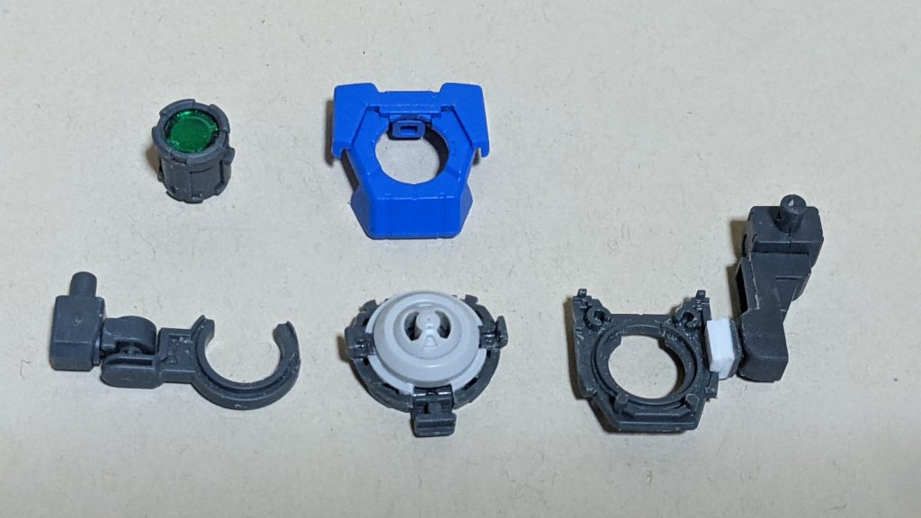 GNドライブは無改造の背中にポン付け出来るようクアンタの接続部分にエクシアのGNドライブの根本を移植。シールドバインダーの反対側にはGNソードV改をマウント出来るようコトブキヤのジョイントパーツを付けられるようにジョイント基部を接着。接着したので左右反転はできませんが、同じパーツを左右逆に作れば一応反転可能。GNソードV改をマウントするためのジョイントパーツは自由に角度がつけられるため、腰のGNガンソードやシールドバインダーと接触事故が起きないような角度に調整することもできます。