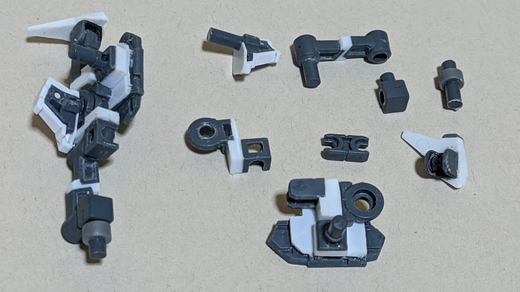 1番手がかかっている、RGエクシア最大の弱点のフロントアーマーの干渉がひどすぎて前にスイングすることがほぼ出来ない股関節。側面を一度平らにして尻の出っ張りを短縮してからプラ板で全体を幅増し&固定。更に股関節はRGの股関節が外れやすい感覚があったため、HGダブルオー系の棒軸を移植しつつ軸位置を下部ギリギリに移動。移動した分胴長に見えてしまうため、左右に4mm幅増しして全体バランスを調整。フロントアーマーはスカルウェポン辺りのジョイントを使いMGエクシアのような上下スイングを再現した結果、足の可動はスーパーヒーロー着地が出来るくらいの可動域が確保できました。ちなみにHGダブルオー系列の中でもHGクアンタの軸は滑り止めがついているので股関節がフラつかずしっかり自立します。リアはGNガンソードをマウントするアームがつけられるよう、ボールデンのジョイントを活用。