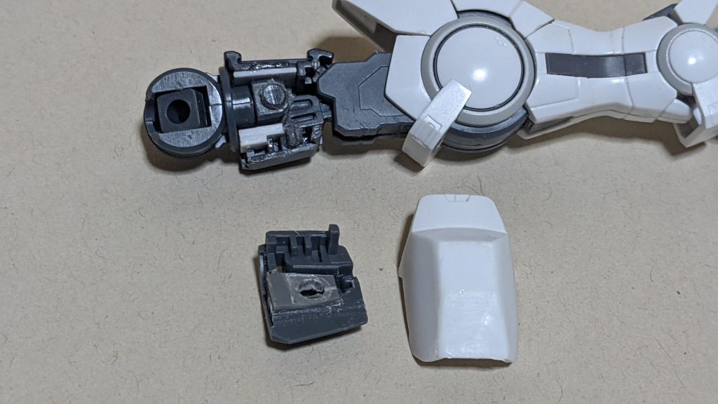 意外な難所だった太もも。プラとABSとポリプロピレンという素材の異種格闘技戦のせいで接着できない地獄。タミヤの水色蓋のABS接着剤とポリプロピレン用瞬間接着剤でなんとか固定に成功。股関節ロールは腰の棒軸に使ったものと同じくHGダブルオー系列。太もものパーツはRGダブルオーを使用。正面の装甲はヤスリで一度平らにしてから1.2mmプラ板を正面と下部の2面に接着。リペア2〜4のデザインを確認しながらヤスリで形を整えています。