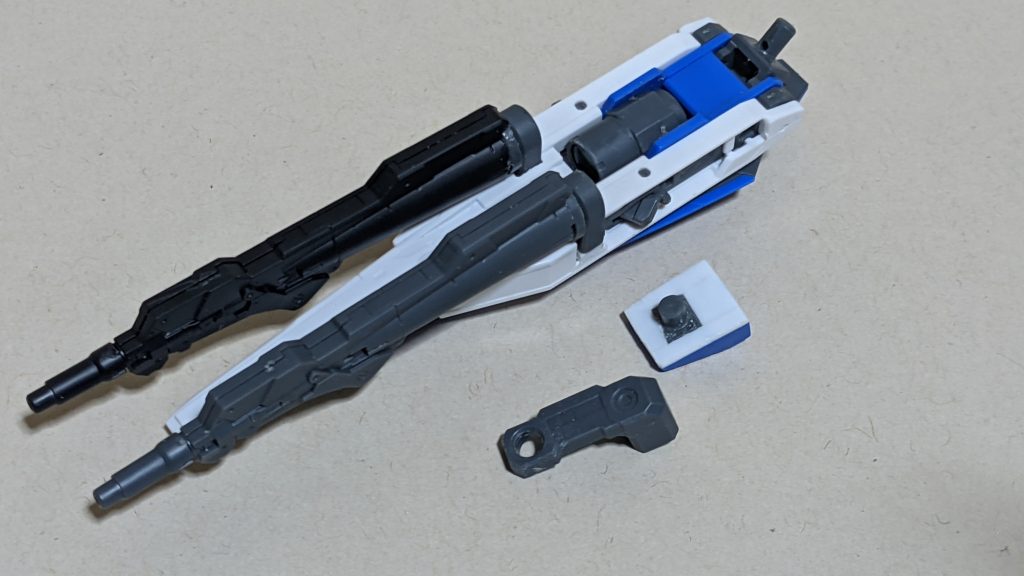 やたら外れやすいアーム基部は3mm穴に拡張して、シールド接続部に3mm軸を移植。なるべく厚くならないよう調整したのでクアンタムバーストの直列接続も可能。バインダー裏には30MMのライフルバレルを加工して取り付け。そのままでもGNドライブ直結ビームが撃てる第3の銃としても活用可。色が違うのは気にするな。本当はアストレアで作りたかったけど市販品のみで作るのはこれが精一杯でした。改造の参考になれば幸いです。追記:使用したプラ板はタミヤの0.3mm、0.5mm、1.2mmのセットのもので、部位や必要強度に合わせて使い分けています。他にもWAVEのジョイント改造用素材も使いました。
